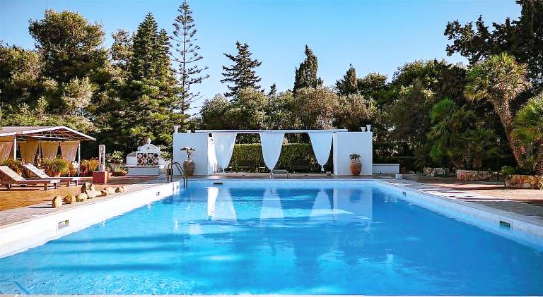 Holiday apartment with yard, pool & patio in Favignana