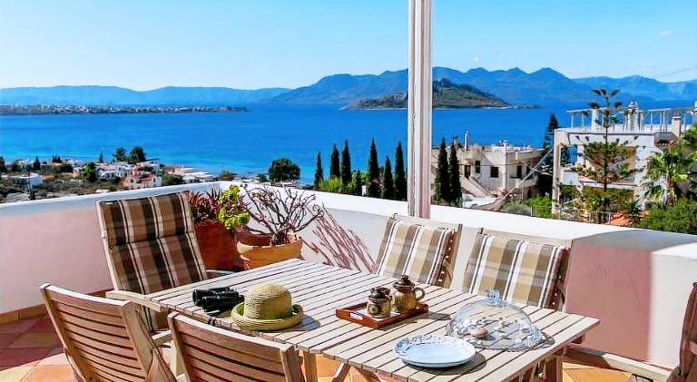 Vacation home with garden in Aegina
