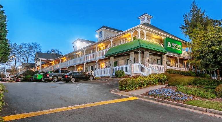 HomeTowne Studios by Red Roof Atlanta – Norcross South in Norcross, GA