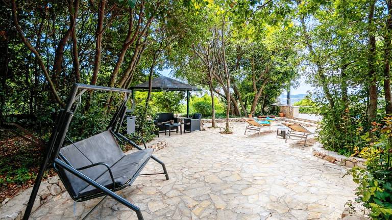 Villa with yard, terrace & private pool — photo 3