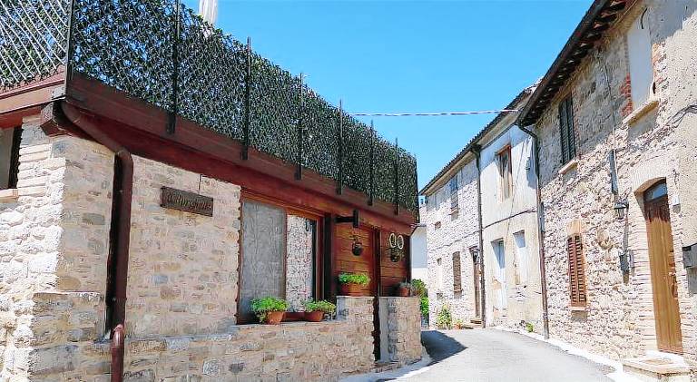 Rental apartment with terrace, barbecue & yard in Urbino