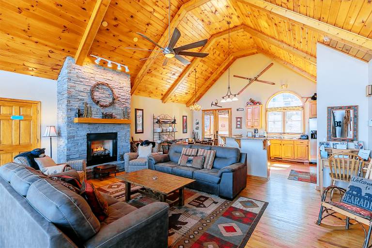 A Bear's Eye View - 10 min to Boone, Views, pets OK, pool table, hot tub! — photo 5
