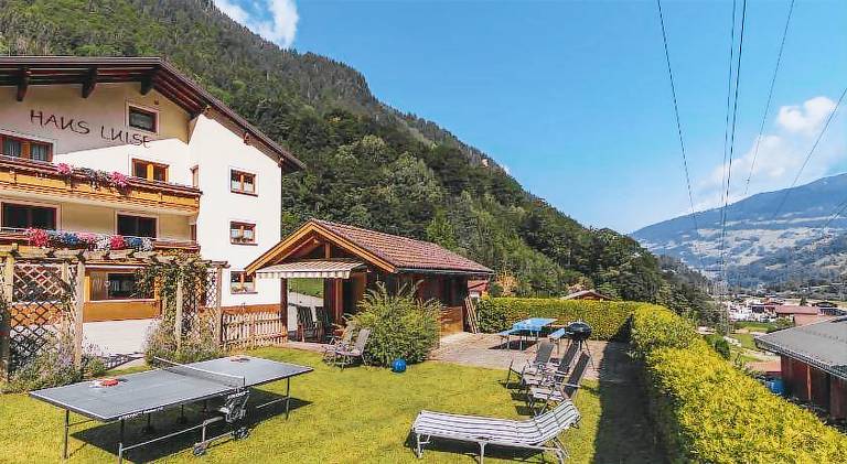 Holiday apartment with BBQ & yard — photo 2