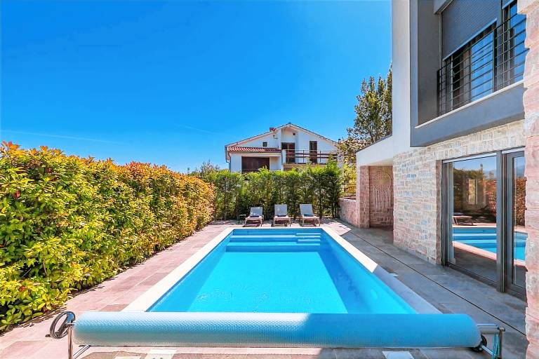 Family-oriented wonderful holiday apartment with garden, pool & terrace | Pool view | Pet-friendly — photo 5