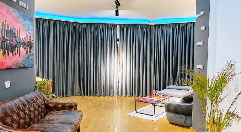 Apartment with patio & hot tub | Near Curtea Veche | Suitable for remote work — photo 4