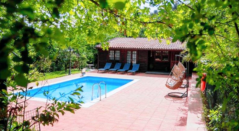 Chalet with BBQ, yard & patio in Viseu