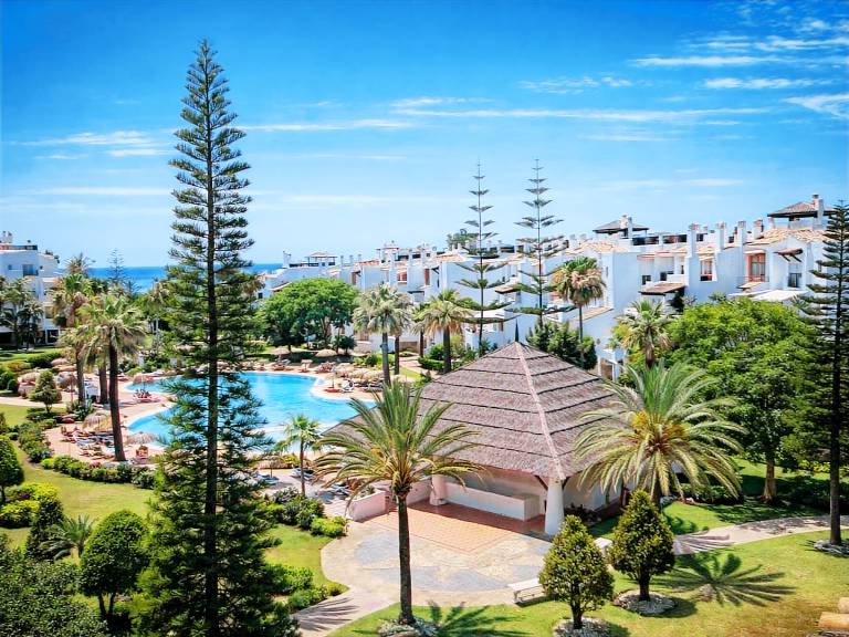 Apartment with private pool, yard & hot tub | Sea view in Marbella