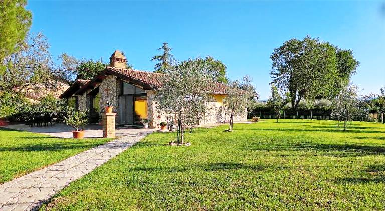 Vacation home with 2 rooms for 7 persons in Assisi