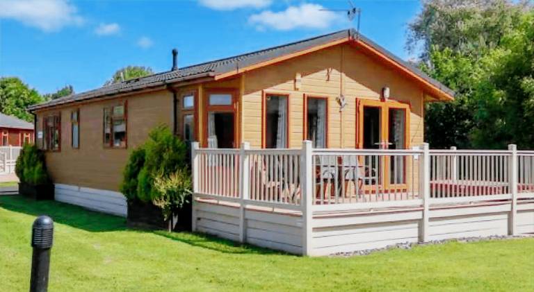 Lodge with patio & hot tub in Malton