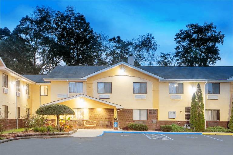 Super 8 By Wyndham Radford Va — photo 3