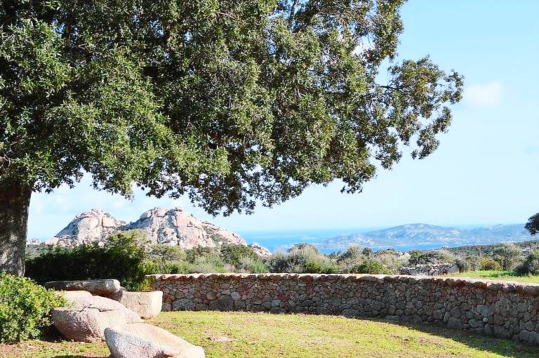 Agriturismo Stazzo Cuncosu: Camera 4 - vista mare, veranda con separé e tavolini — photo 5