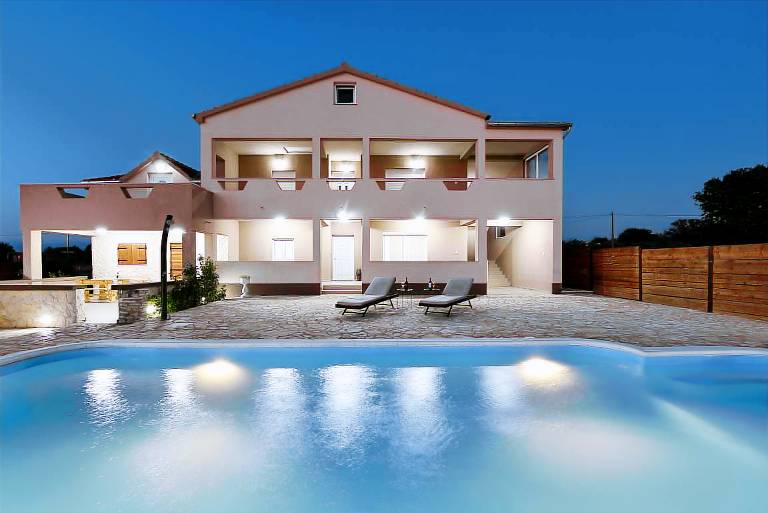 Vila  Zemunik Gornji