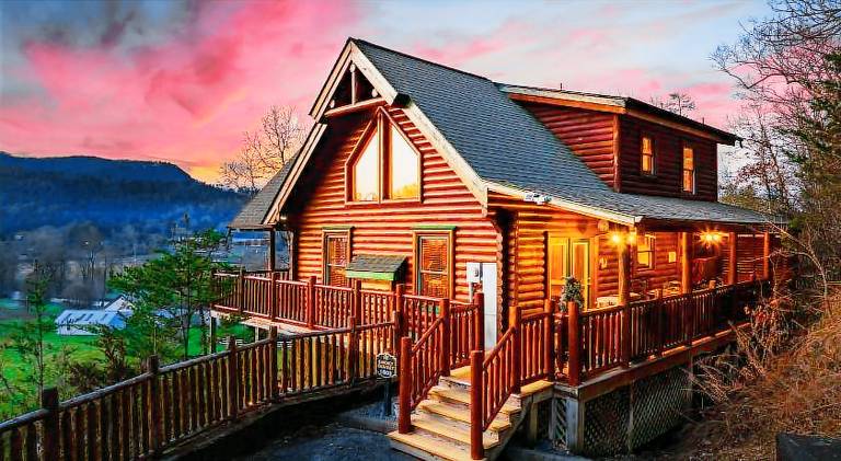 House with pool & hot tub | Pets are welcome in Pigeon Forge, TN