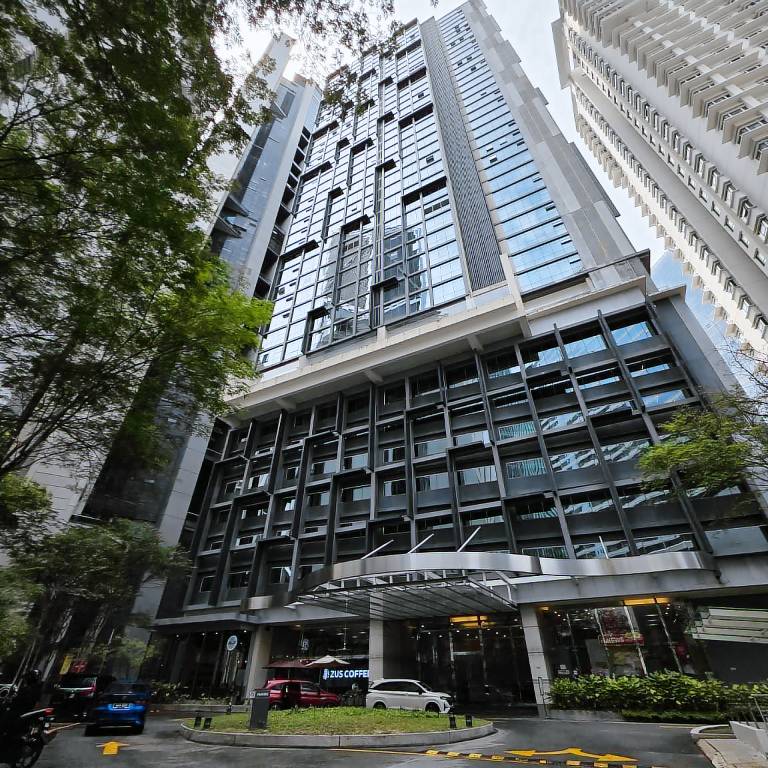 Holiday apartment with pool, patio & hot tub | Close to Petronas Towers | Water view — photo 2