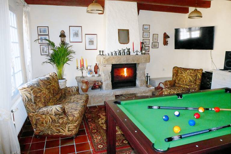 Vacation home with BBQ, yard & hot tub — photo 4