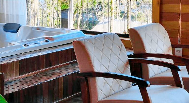 Lodge with jacuzzi & yard — photo 4