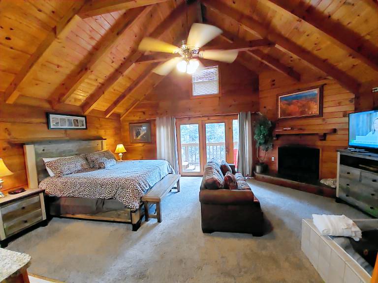 Gatlinburg Hot Tub Pet Friendly WiFi Fireplace — photo 5