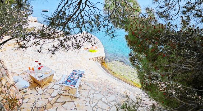 Holiday apartment with yard, grill & terrace in Starigrad