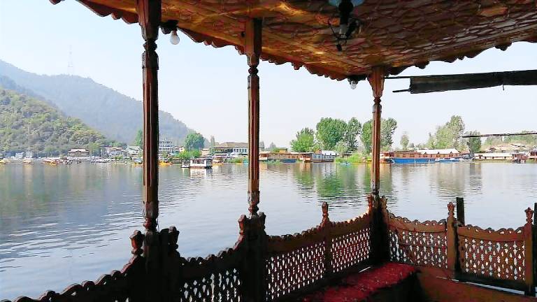 Child-friendly house with barbeque, pool & hot tub | Water view | Suitable for remote work | Pet-friendly in Srinagar