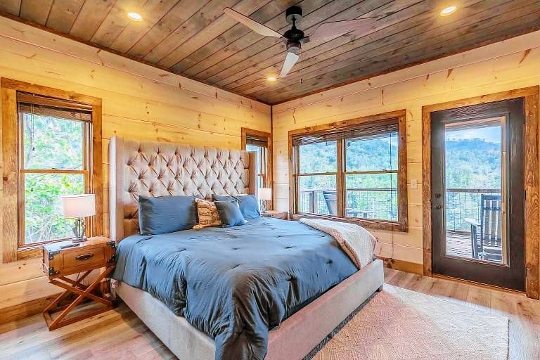 New Lux 4 King Suites GameRm Hot Tub Views — photo 4