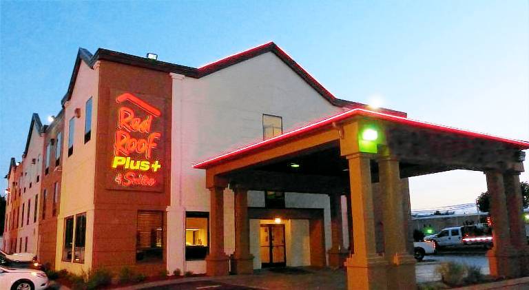 Red Roof PLUS & Suites Chattanooga - Downtown — photo 4