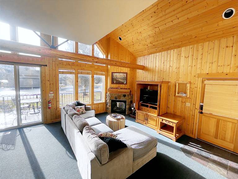Family-oriented pleasant vacation home with barbeque, patio & hot tub | Good for workation | Pets allowed — photo 3