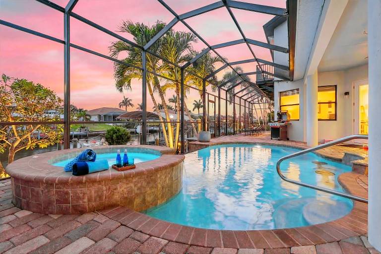 Waterfront Oasis of Luxury & Comfort, Heated Pool/Spa, Pool Table, Bikes - Southern Sun Retreat in Cape Coral, FL