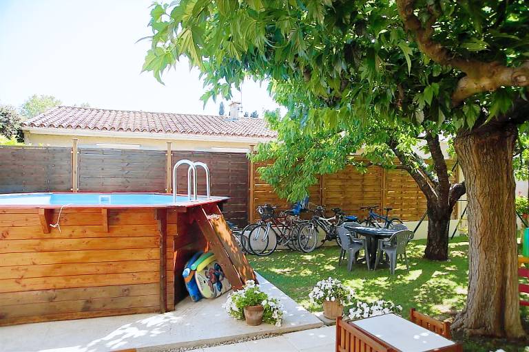 Rental apartment with pool, barbecue & yard | Mountain view in St.-Rémy-de-Provence