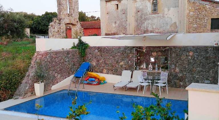 Holiday apartment with private pool, patio & yard — photo 2