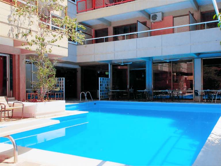 Serviced apartment with BBQ, pool & patio in Vari-Voula-Vouliagmeni