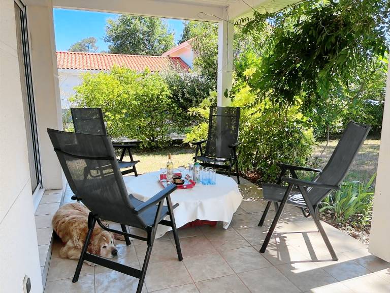 Gite with barbecue, terrace & yard — photo 3
