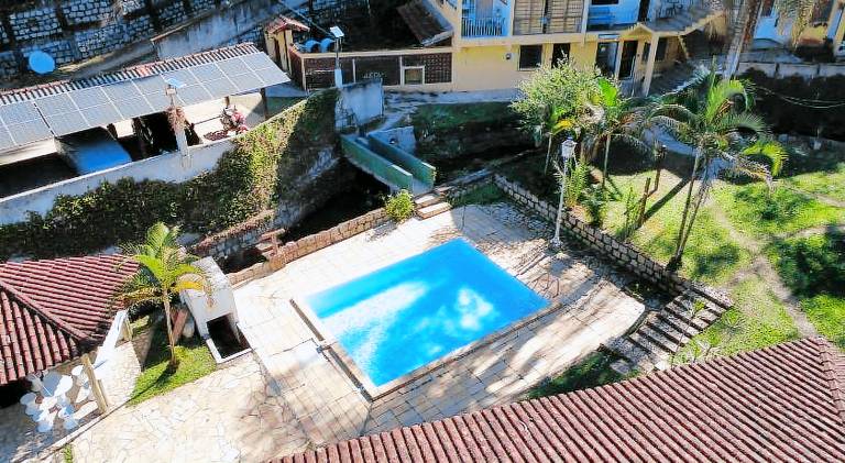 Lodge with pool & yard — photo 3