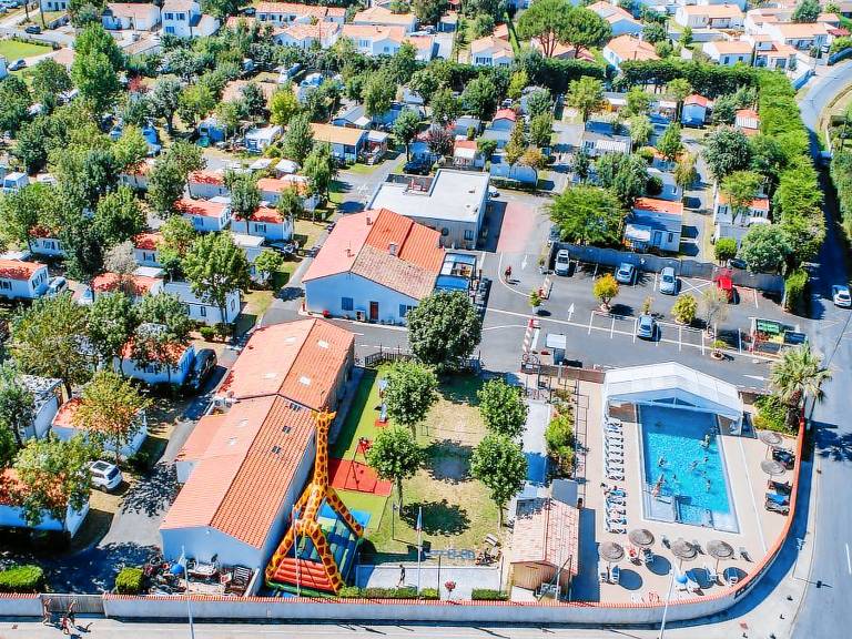 Wonderful mobile home with patio & heated pool | Pet-friendly — photo 2