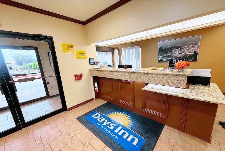 Days Inn by Wyndham Navasota — photo 3