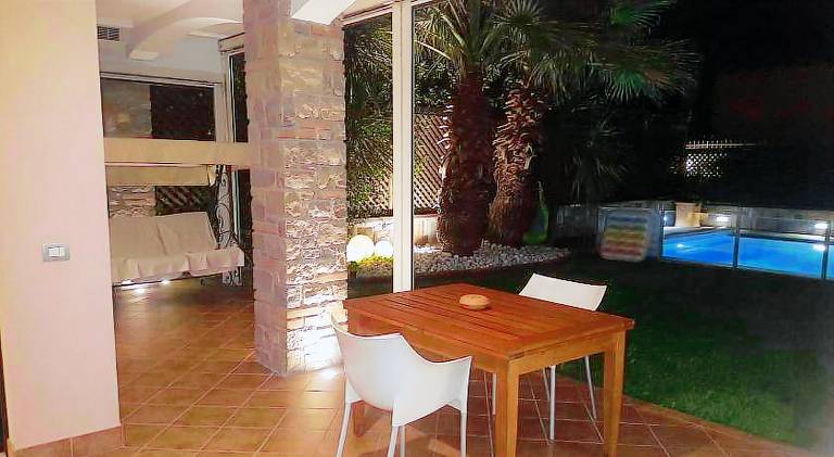 Vacation home with barbeque, patio & private pool — photo 5