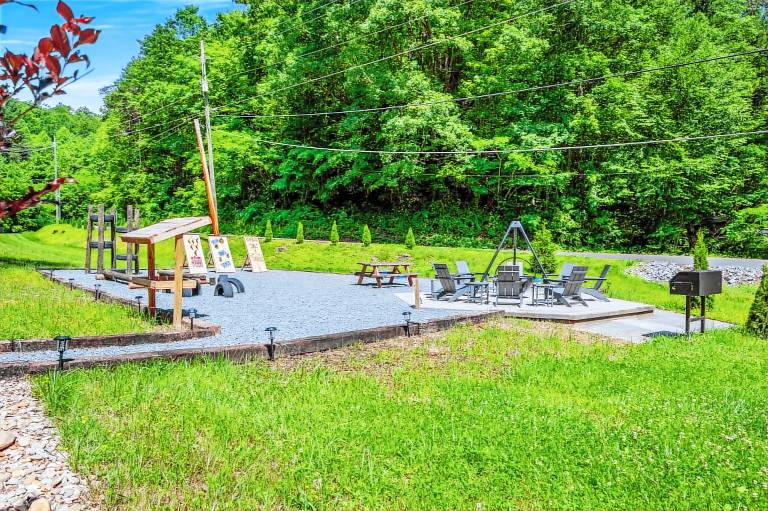 2Bdrm Cabin 4 Gburg Pet Friendly Firepit Games — photo 5