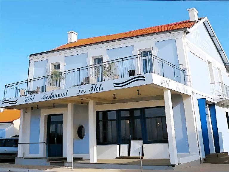Les Flots - Hotel et Restaurant face a l'ocean - Chatelaillon-Plage in Angoulins