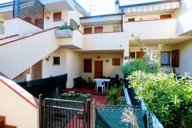 Family-oriented charming villa with patio & garden | Garden view | Dogs allowed — photo 3