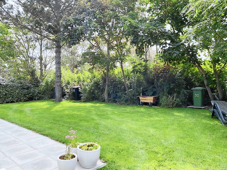 House with patio & yard | City view — photo 2