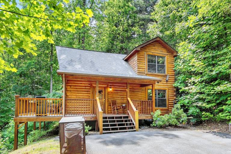 Cabin with private pool in Pigeon Forge, TN