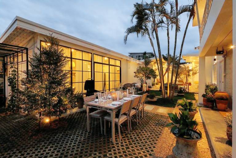 Vacation home with pool, barbecue & yard — photo 4
