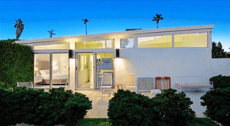 House with private pool, yard & patio — photo 5