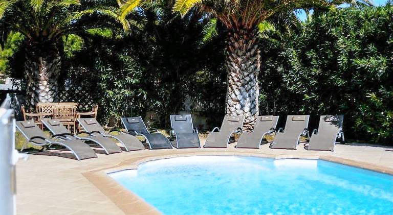 Serviced apartment with patio, pool & garden | Pets allowed — photo 3