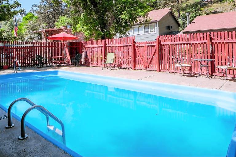 Lodge Boulder