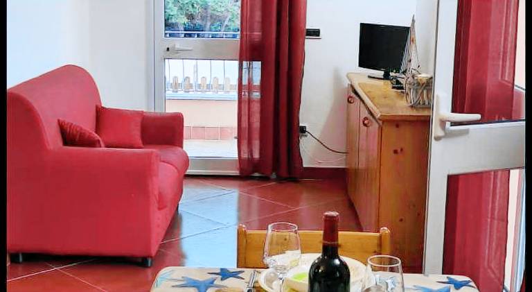 Holiday apartment with terrace & yard — photo 4