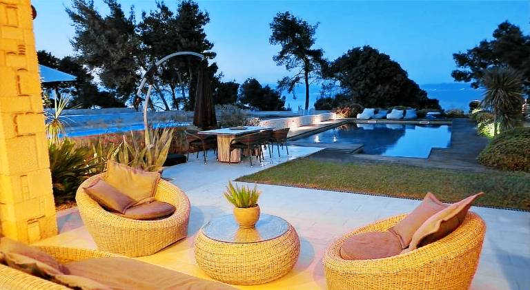 Villa with yard, private pool & terrace — photo 3