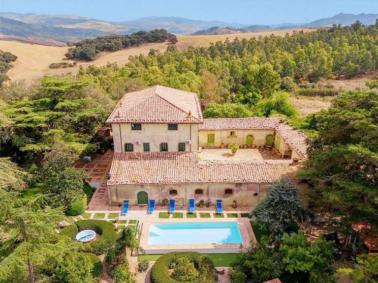 Vacation home with barbecue, patio & private pool | Nature view — photo 2