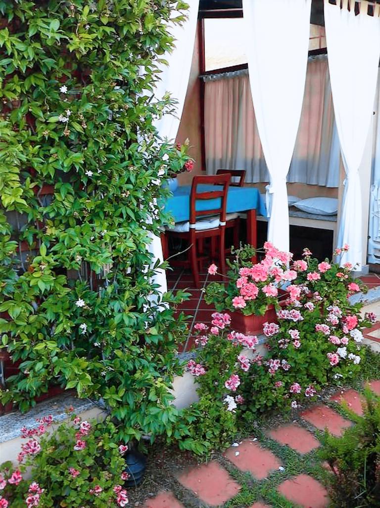 Vacation home with yard, terrace & grill — photo 2