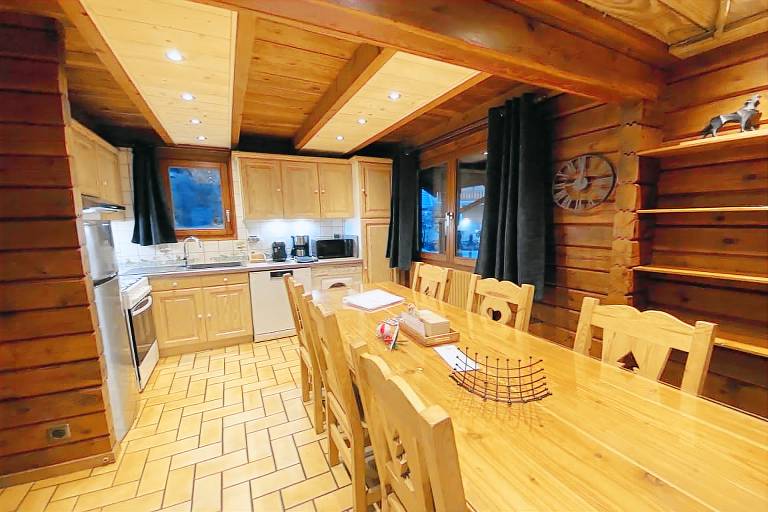 Chalet with patio, yard & barbecue — photo 3