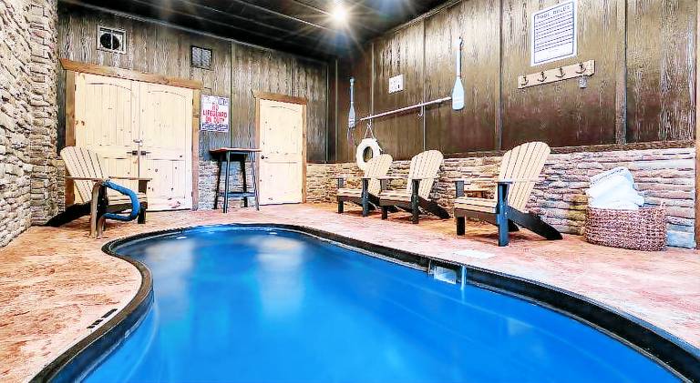 House with terrace, grill & hot tub in Pigeon Forge, TN